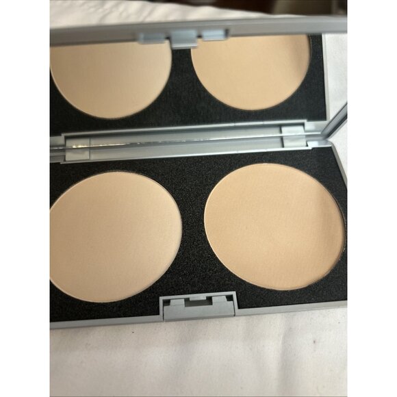 Models prefer Photo Finish Pressed powders light & medium 2 shades powder up - Picture 3 of 11